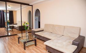 Semi-Luxury Apt On Yatsenka 8 Near Intourist Hotel